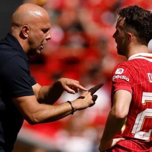 B体育官方网站-斯洛特：很多人讨论引援，但我们的替补席人手充足