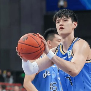 曾凡博：外教在帮我改罚球手型，食指发不了力投篮会往右偏